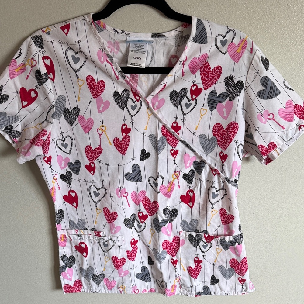 Women’s Heart-Print Scrub Top - White/Pink/Red
